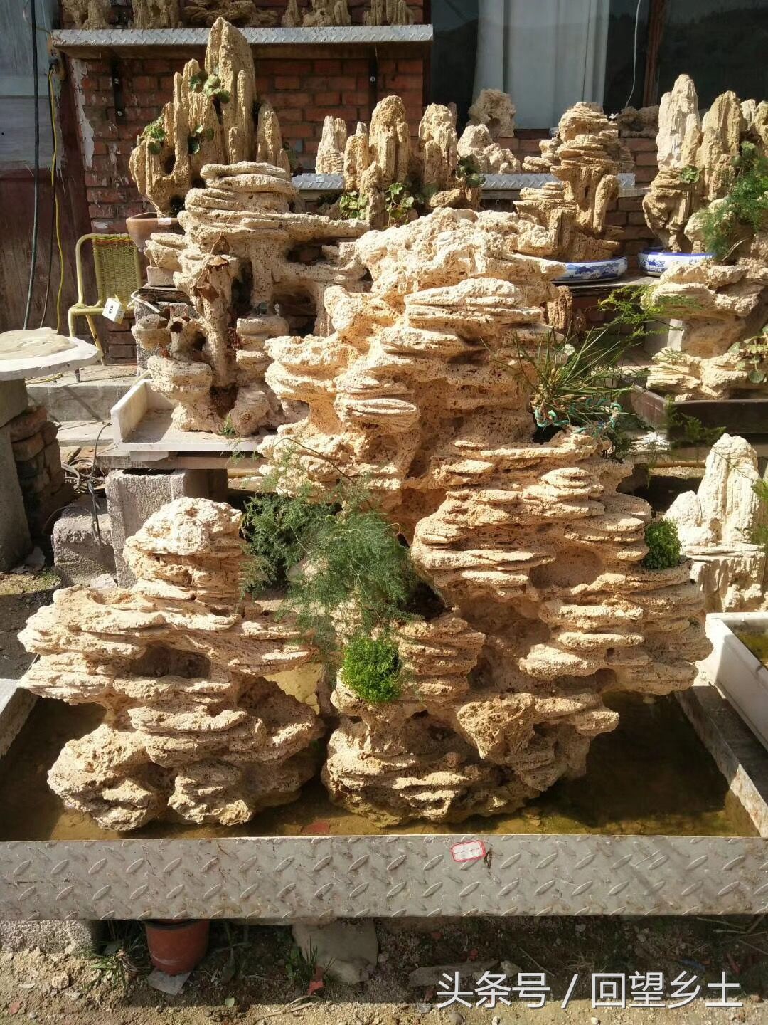 豫西卢氏山区有种石头叫上水石稍加雕琢就是一件盆景作品喜欢吗?