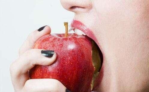 晚上吃苹果,变成毒苹果?营养师说:有2个时间段
