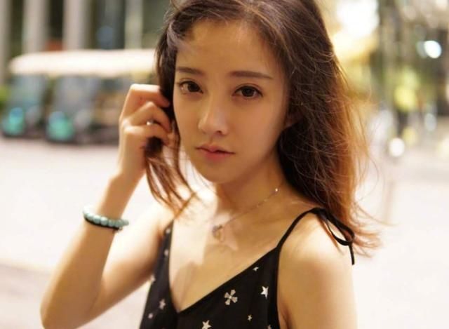 冯提莫四首新歌获热评，却遗憾错失电影首映，网友直呼太辛苦！