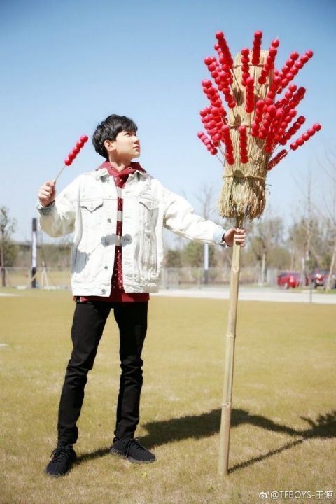 王源吉他弹唱素颜出镜 肤白唇红展侧颜杀