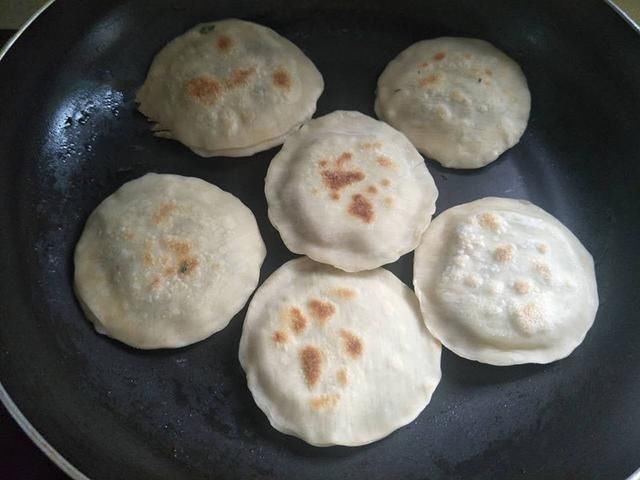 两个饺子皮一拍，轻松完成的韭菜饼，超级美味，一口气能吃六个！