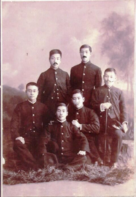 一个学历太低被辞退的日本教师,因帮助过一个