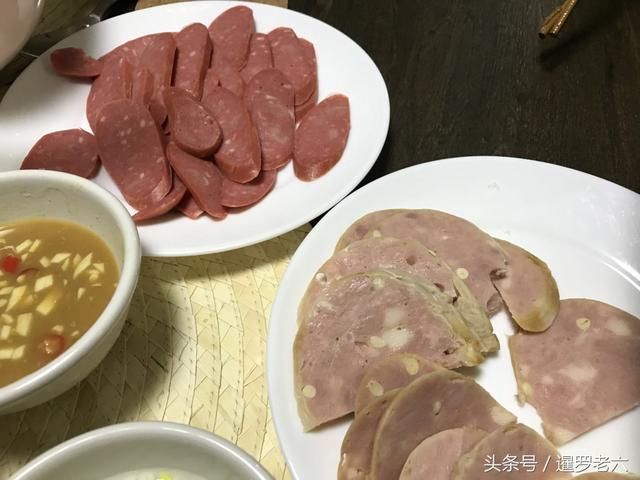 在芭堤雅过新年，泰国亲戚下厨做了一桌“年夜饭”，鱼咋不刮鳞？