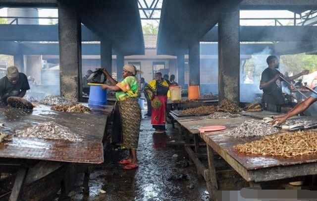 中国游客听说非洲海鲜便宜，特地去吃，看到后，再也不吃海鲜了!