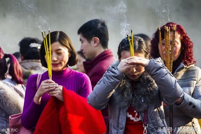 女子与女儿失散多年，偶遇算命奇人却说：不用找了孩子就在你身边