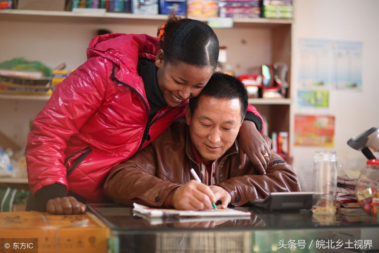 中国小伙娶洋媳妇，女孩美丽贤惠不图钱，跨国爱情幸福甜蜜