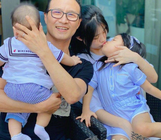 葛荟婕女儿受偏爱，合影靠汪峰肩膀，章子怡带儿女踏青不忘小苹果