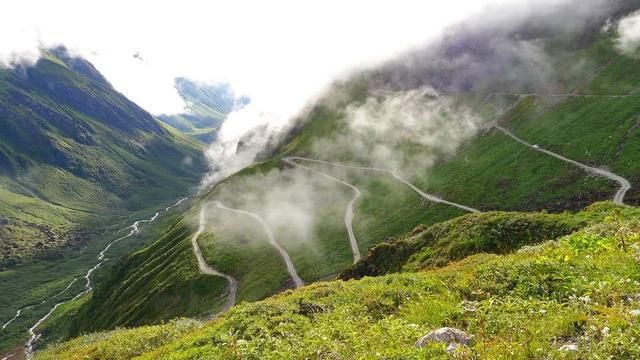 中国最难修公路：屡建屡毁，屡毁屡建，50年过去了现在终于通车