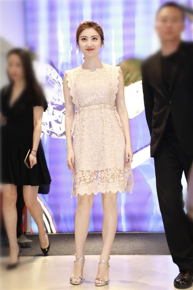 景甜被曝怀孕后出席活动,脸圆了一圈但腿依然