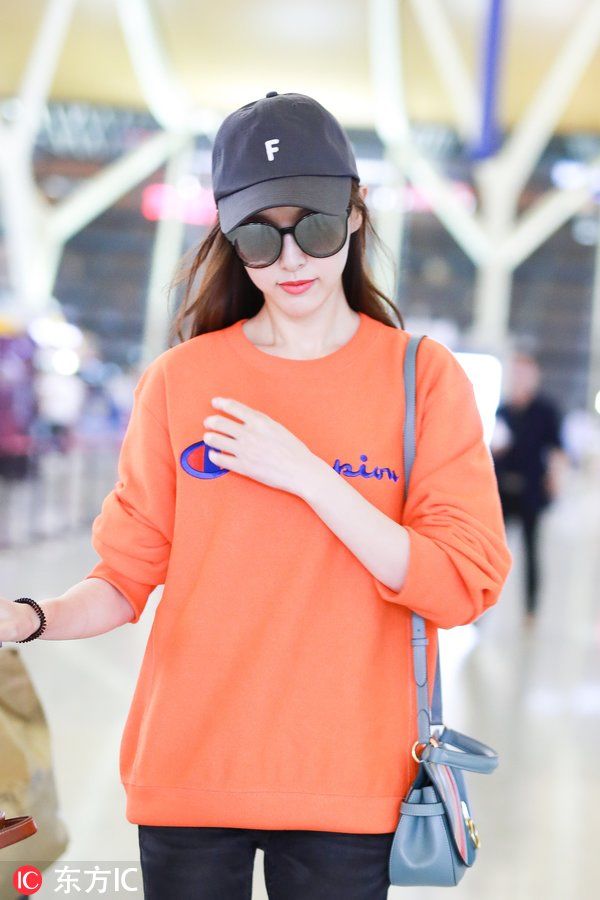 唐嫣机场花式挡脸超可爱 低头理裤子暴露糖式