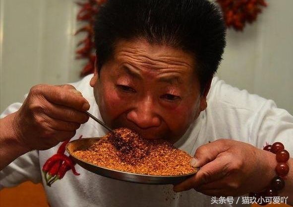 男子被称为吃辣大王,辣椒配白酒和大蒜让人敬