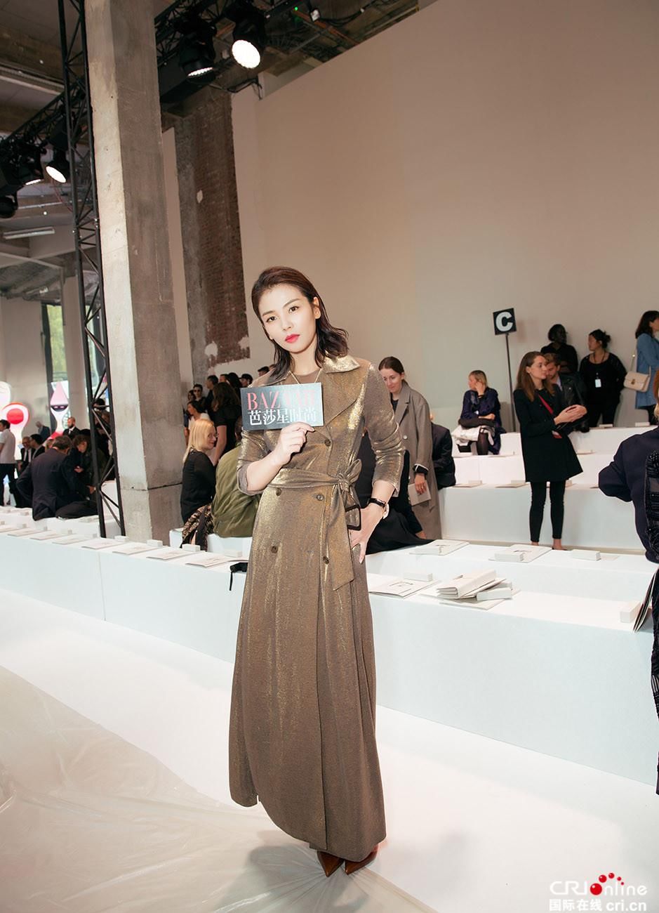 刘涛巴黎时装周看秀 金色风衣尽显优雅