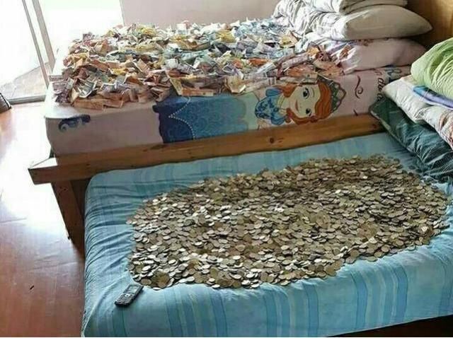 男子结婚不久,买了一张二手床,床到家后,顿时高兴坏了