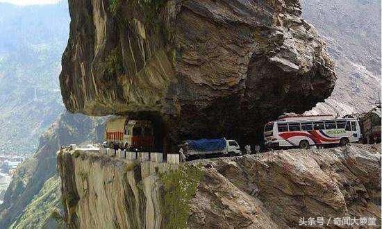 世界上15个超危险道路这些人真的在冒着生命危险在前进啊!