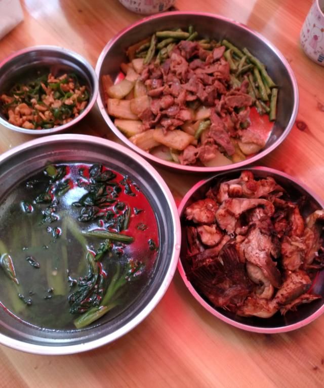 饭堂阿姨做饭天天都是煮肉加菜,晚上自己炒了