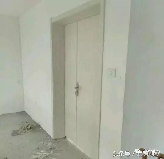 40多岁的外嫁女出钱给年迈父母盖房,迎来众乡邻的喝彩声
