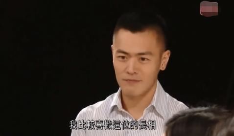 刘銮雄儿子被曝新恋情，女方小他十岁其貌不扬，还是何超莲校友