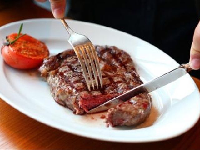 西餐厅点一份全熟牛排会受人嘲笑，看英国女王吃的几分熟!_【快资讯】