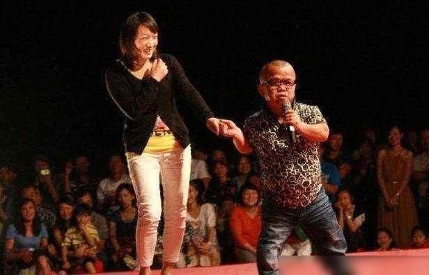 他是中国最著名矮星，《封神榜》一夜成名，今却靠300元低保生存