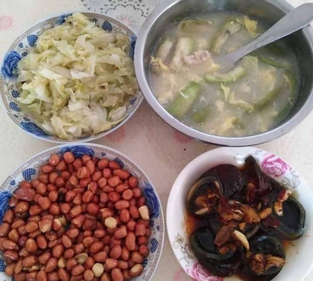 突袭城里大姐家，不想看到这样一桌菜，临走我偷偷留下1000元！