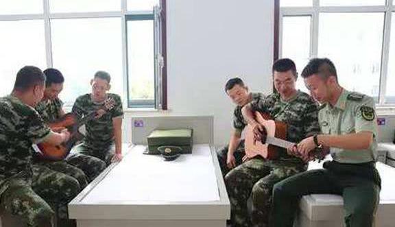 部队官兵弹吉他,指甲要怎么留才能学得快、演