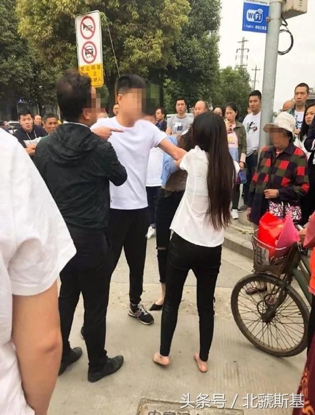 女子当街殴打疑似小三，老公劝架遭阻拦