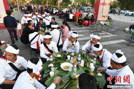 云南德宏设千人“绿叶宴” 迎接“目瑙纵歌节”