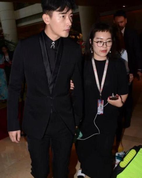 罗晋与女助理挽手臂亮相酒店遭追拍,扭头疾走