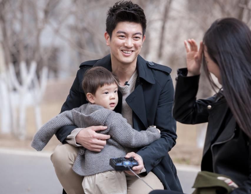 星二代户口本上叫什么?嗯哼的最好听,陈小春