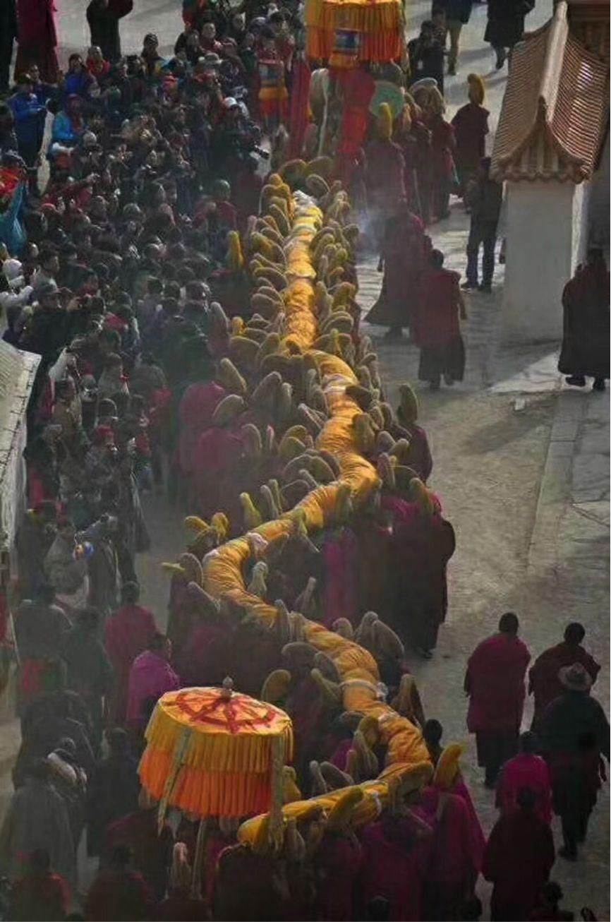 震撼!11万人齐聚拉卜楞寺 只为朝拜一幅佛像