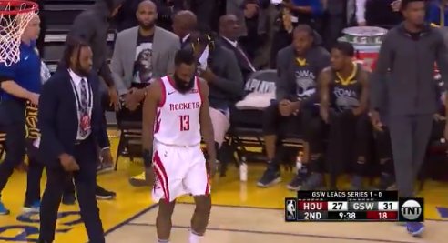 哈登两眼都被戳到,左眼眼皮破裂出血,忍不住老