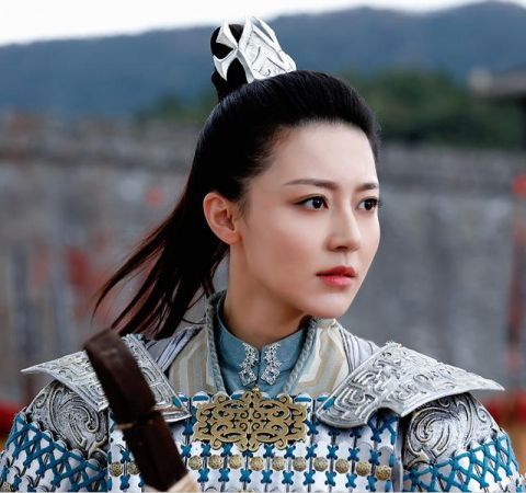 杨幂旗下27岁的黄梦莹天生丽质,美腿又细又直