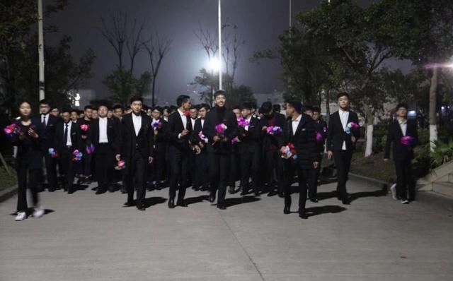 女生节,重庆工程学院男生穿着正装为女生送花