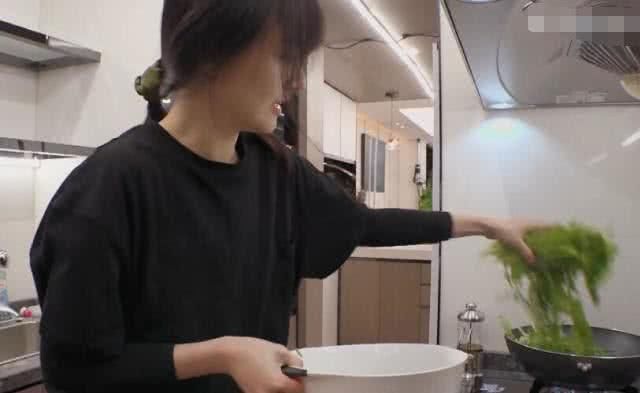 郑爽为了减肥,晚餐吃炒油麦菜,看到她的做法,原谅我吃不下去