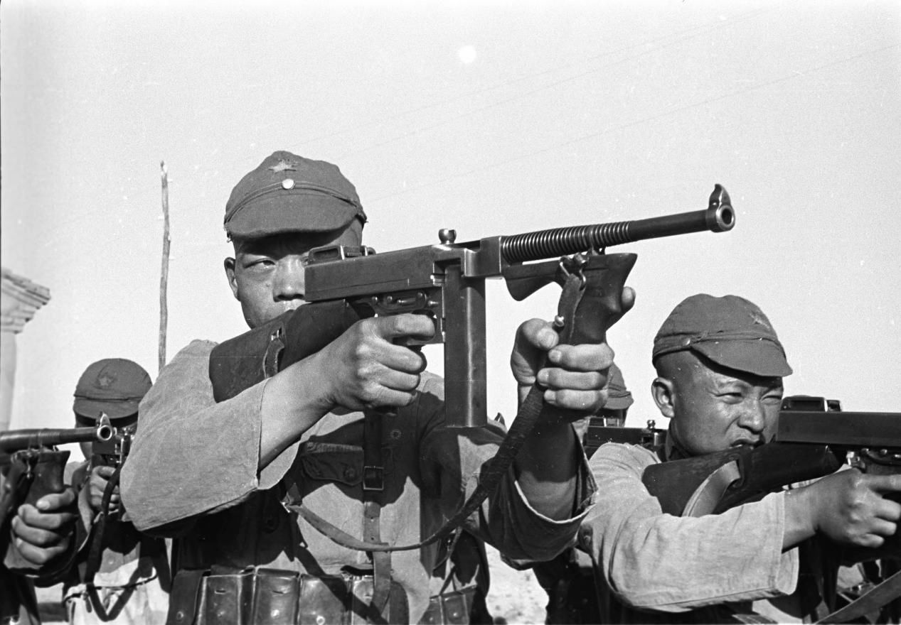 抗日战争土八路的真实照片，没有红缨枪，却每人一把冲锋枪!
