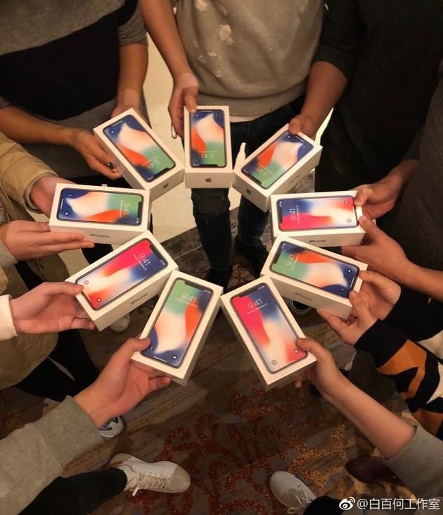 别人家的老板!白百何换苹果最新手机,顺便给员