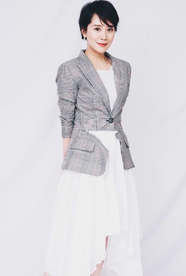 价值2万多的个性连衣裙搭配橘色口红,40岁的海