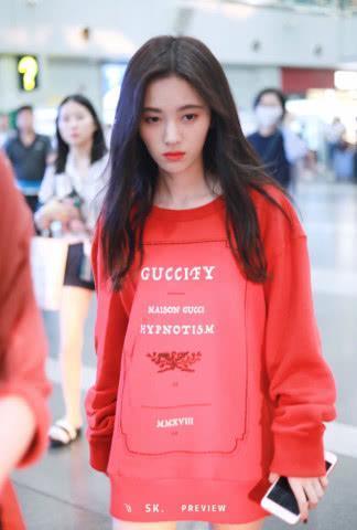 鞠婧祎可是真是敢穿!卫衣下面直接是白色腿袜