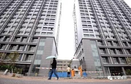 还我房产!3年不交楼、户口办不了!业主横幅刷满整栋楼!合肥10大烂