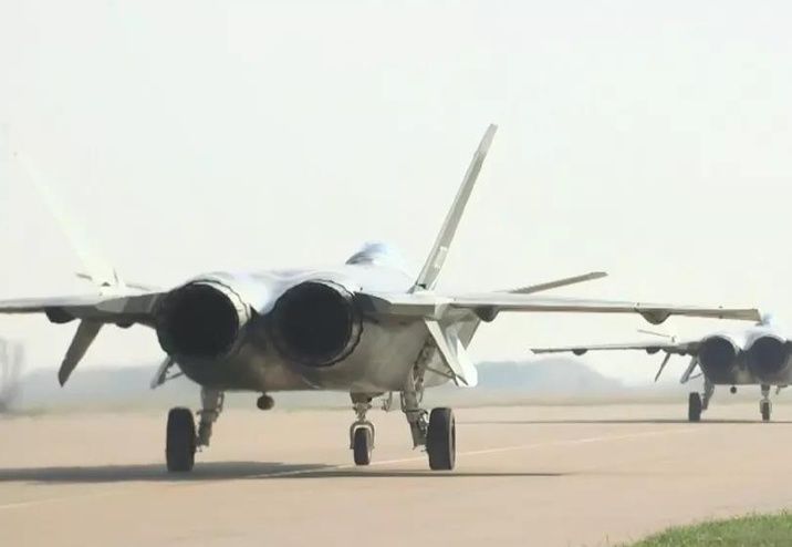 中国歼20与歼16组成空中编队,杨伟总师点评:战