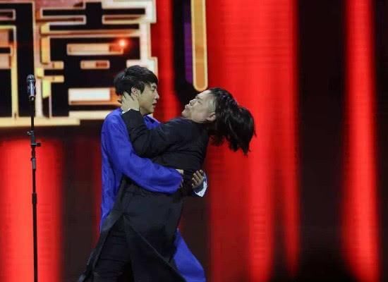 明星辣眼睛接吻照,岳云鹏强吻沈腾,最后一位