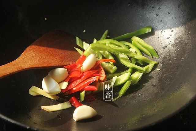 猪身上最贵的部位，健脾胃补气血，口感脆嫩鲜香，好吃到舔盘！