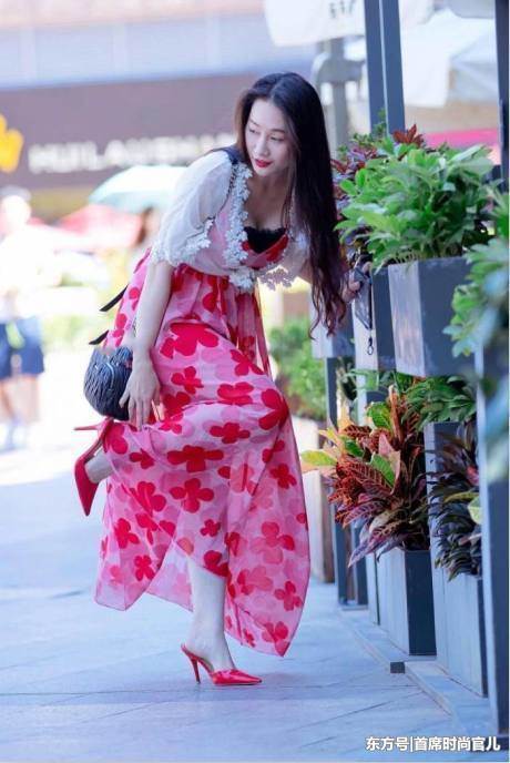 路人街拍:紧身露脐上衣搭配牛仔短裤,修长美腿