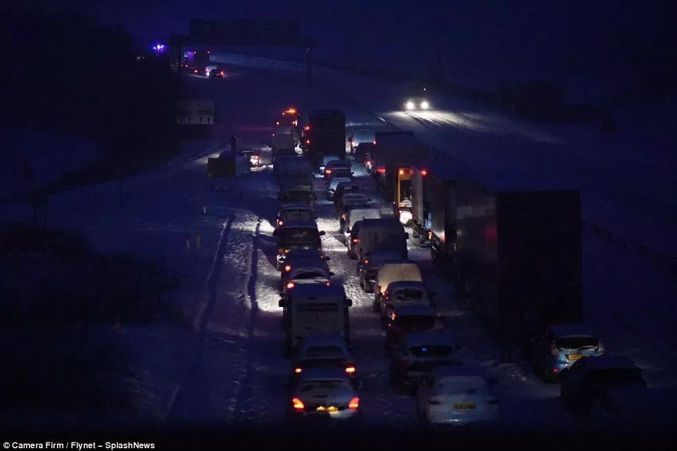 英国人被大雪搞得半死不活了，还要被嘲讽:毕竟没见过世面啊...