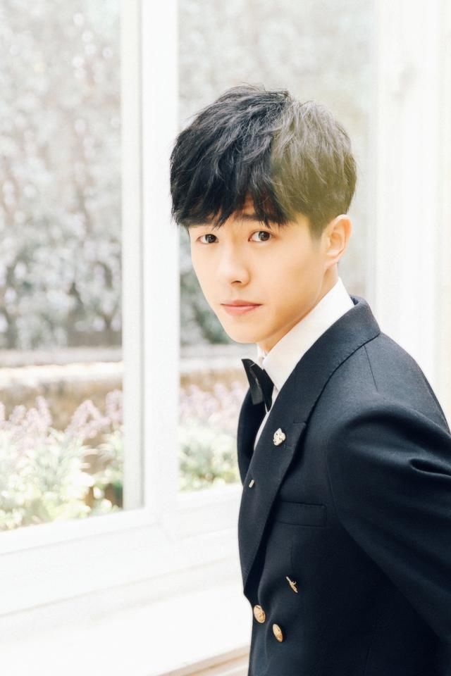 刘昊然扮演希腊男神,在拍摄现场话多的像个维