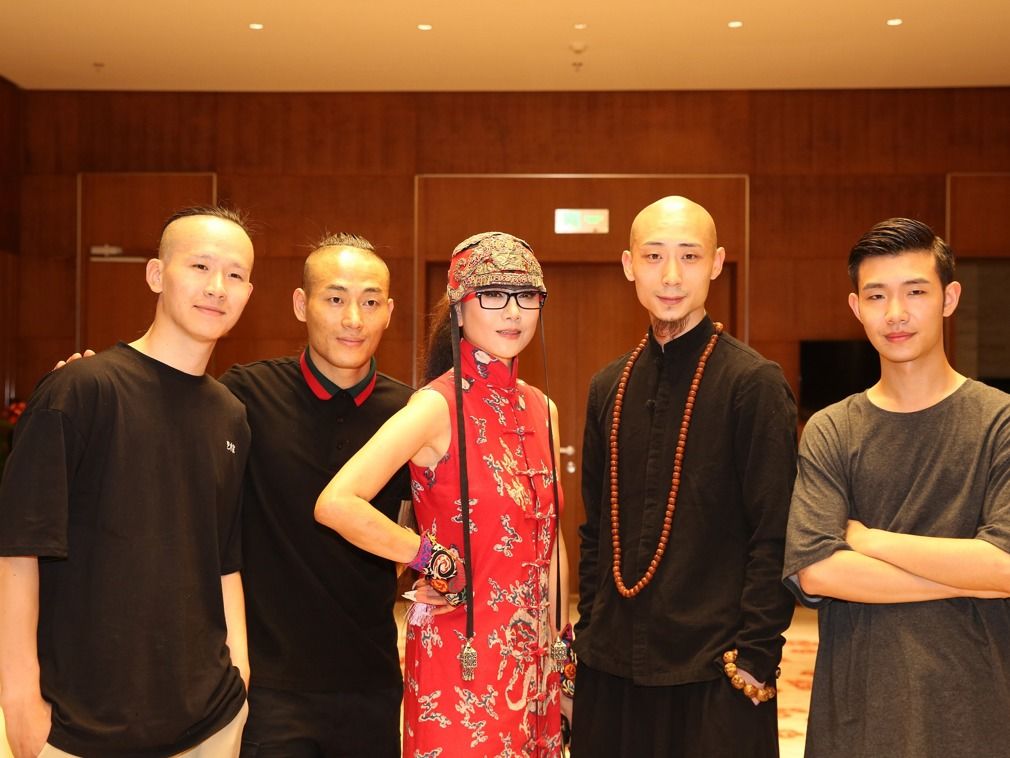 孔雀舞后杨丽萍携舞剧亮相，着大红民族装像少女_【快资讯】