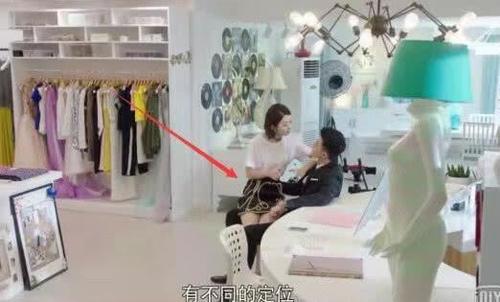 赵丽颖坐在金瀚怀里,有谁注意手的位置?瞬间暴