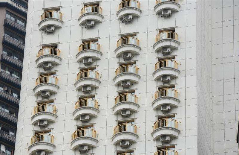 重庆洪崖洞某酒店大楼外墙挂满眼睛,你看着它