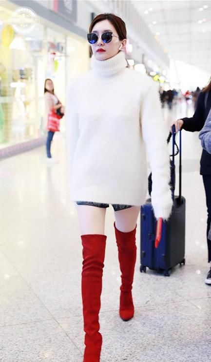 江疏影吸睛美照,白色毛衣加过膝长靴,温度风度