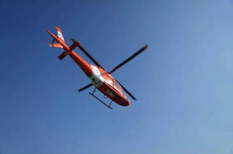 赞!直升飞机飞到51层高楼顶停机坪,他们做这事